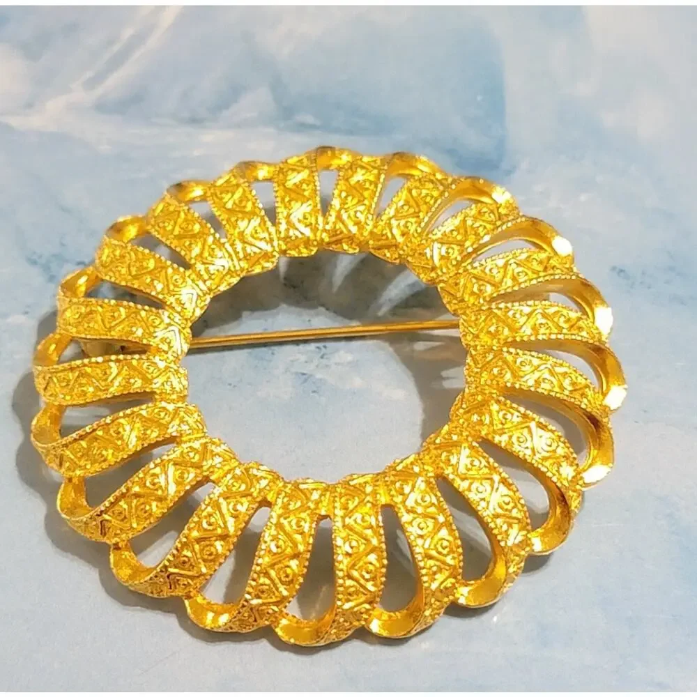 Vintage Large Shiny Gold Ornate‎ Ribbon Wreath Brooch Pin, 2